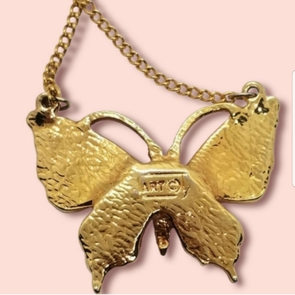 MODE ART VINTAGE PINK ENAMEL & GOLDTONE BUTTERFLY PENDANT NECKLACE - Picture 5 of 5